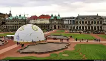 Ein kleiner Rundgang auf den Au�enanlagen des Dresdner Zwingers.
Blick auf den Deutschen Pavillon (links, leider teilweise verdeckt), den Glockenspielpavillon (Mitte) sowie den sich anschlie�enden Porzellanpavillon.
[8.12.2019 | 13:14 Uhr]