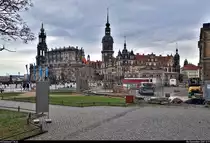 Von der Semperoper aus hat man diesen Blick auf den Turm der Katholischen Hofkirche sowie des Residenzschlosses Dresden, dem Hausmannsturm.
(Smartphone-Aufnahme)
[8.12.2019 | 13:17 Uhr]