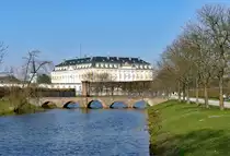 Steinbogenbr�cke �ber den M�nchsweiher beim Schlo� Augustusburg in Br�hl - 28.03.2020