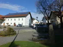 Runding, Kirchbrunnen und Geb�ude am Dorfplatz (05.11.2017)