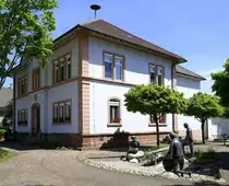 Goldscheuer, OT von Kehl am Rhein, das Rathaus der ca.5000 Einwohner z�hlenden Gemeinde in Rheinn�he, davor der Goldw�scher-Brunnen, Mai 2020