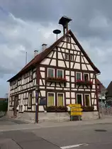 Ochsenbach, altes Rathaus, giebelst�ndiger Fachwerkbau mit Dachreiter, erbaut 1727 (24.06.2018)
