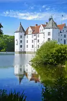 Schloss Gl�cksburg geh�rt zum Hauptwerk der Renaissancebaukunst. Es ist ein quadratisches Geb�ude mit einer L�nge und Breite von je 30 Meter. Der Kernbau besteht aus drei identischen aneinander gebauten Giebelh�usern, eine noch sp�tmittelalterlich anmutende Konstruktionsweise, die an Bauten des schleswig-holsteinischen Adels im 16. Jahrhundert des �fteren auftritt. Aufnahme: 4. Juni 2020.