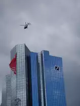 Frankfurt. Ein Helikopter �berfliegt den Deutsche Bank Turm in Frankfurt am Main. Aufgenommen am 12.05.2007.