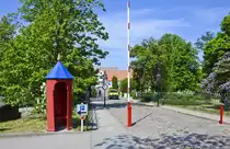 Schilderhaus und Schranke vom dem Schlo� Gl�cksburg (Ostsee). Aufnahme: 3. Juni 2020.