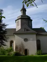 Salzgitter-Salder, Schlosskirche St. Maria Magdalena, erbaut von 1713 bis 1717 vom Erbprinzen von Braunschweig-Wolfenb�ttel August Wilhelm, nach Pl�nen des Braunschweiger Festungsbaudirektors V�lcker, Turmuhr von 1889, Quersaalkirche mit Vierungskuppel (07.05.2011)
