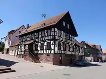 Grunbach, historisches Fachwerkhaus des Gasthof Krone in der Calwer Stra�e (01.07.2018)