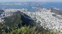 Rio de Janeiro. Blick auf die Stadt und den Zuckerhutfelsen. Aufgenommen von der Cristo Redentor Statue am 24.08.2018.