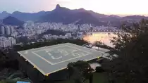 Rio de Janeiro. Blick auf die Stadt im Sonnenuntergang mit Cristo Redentor Statue am Horizont. Aufgenommen vom Zuckerhut am 24.08.2018.