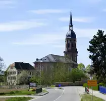 Schuttern, OT von Friesenheim in der Ortenau, Blick vom Ortseingang auf die katholische Pfarrkirche  Mari� Himmelfahrt ,
die ehemalige Klosterkirche stammt von 1767-71, April 2020
