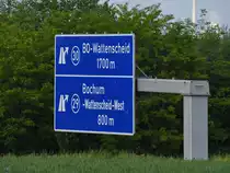 Ein Autobahn-Abfahrtsschild im Gr�nen, so gesehen Mitte Mai 2020 in Bochum-Wattenscheid.