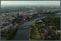 Blick aus dem Ballon auf das Stadtzentrum von Magdeburg: Links der Elbe liegt der Stadtteil Altstadt mit dem Magdeburger Dom. Rechts der Elbe der Stadtpark Rotehorn, vorn mit Stadthalle und Albinm�llerturm, dahinter die Hyparschale und das MDR-Funkhaus. (29.05.2020)