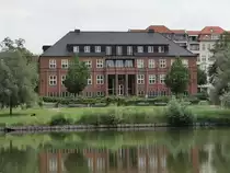 Berlin. Ehemaliges Haus der Knapschaft Berufsgenossenschaft am Lietzensee in Berlin. Blick von der Seeseite �ber den Kuno Fischer Platz hinweg. Aufgenommen am 12.06.2020.