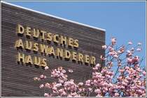 Fr�hling in der Stadt. Kirschbl�ten vor dem Deutschen Auswandererhaus in Bremerhaven.