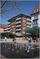 Endlich Fr�hling! Am sonnigen 03.05.2008 freuen sich die Kinder �ber die Wasserspiele in der B�rgermeister-Smidt-Stra�e in Bremerhaven.