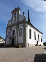 Fuchsstadt, kath. Pfarrkirche Maria Himmelfahrt, Saalbau mit eingezogenem Chor und n�rdlichem Chorturm, Langhaus mit barocker Fassade erbaut bis 1766 durch Johann Michael Fischer (07.07.2018)