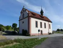 Machtilshausen, Kapelle Hl. Kreuz, Sp�tbarocker Saalbau mit eingezogenem Chor und Dachreiter, erbaut 1730 (07.07.2018)