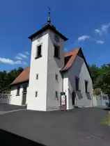 Weipoltshausen, Evangelisch-lutherische Pfarrkirche St. Bartholom�us, Saalbau mit seitlich angesetztem Glockenturm, erbaut ab 1696, Glockenturm erbaut 1927 (07.07.2018)
