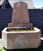 Oberschopfheim, der aus Sandstein gefertigte Linden-Brunnen von 1980 an der Oberdorfstra�e, Juni 2020