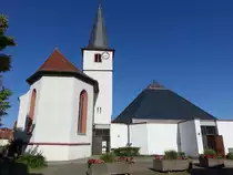 Arnshausen, kath. Pfarrkirche St. Petrus und Paulus, Saalbau mit eingezogenem Chor und n�rdlichem Turm mit Spitzhelm, Chorturm erbaut im 14. Jahrhundert, Langhaus und Chor von 1613, moderner Anbau von 1977 (08.07.2018)