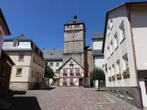 Bischofsheim in der Rh�n, historischer Stadtturm Zehntturm, Ehemaliger Westturm der sp�tromanischen Pfarrkirche, erbaut im 13. Jahrhundert (08.07.2018)