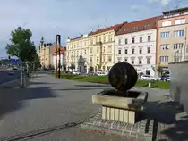 Pilsen, Brunnen und Geb�ude am Smetanovy Platz (26.06.2020)