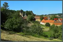 Etwa 300 Einwohner z�hlt das Weindorf Ro�bach, das zu Naumburg geh�rt. �berragt wird der Ort von der Kirche St. Elisabeth. (01.06.2020)