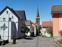 Fernwald Annerod. Kirchstra�e mit Kirchturm. Foto vom 24.06.2020.