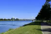 Kehl, Parkanlage an der Rheinpromenade, mit Blick auf die Fu�g�nger-und Radfahrerbr�cke, Mai 2020
