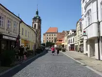 Melnik, Geb�ude und Kirchturm der St. Peter und Paul Kirche in der Svatovaclavaska Stra�e (28.06.2020)