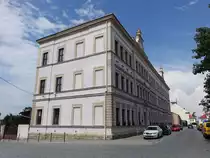 Benatky nad Jizerou / Benatek, Schulgeb�ude am Husovo Namesti (28.06.2020)