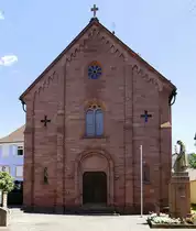 Schmieheim, die evangelische Markuskirche, Westgiebel mit Haupteingang, heutiges Aussehen geht zur�ck auf Um-und Ausbauten von 1853, Juli 2020
