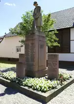 Schmieheim, Denkmal f�r die Kriegsopfer im 1. und 2.Weltkrieg, neben der Markuskirche, Juli 2020