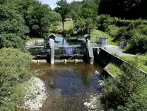 Fr�hnd-Unterkastel, Stauwehr an der Wiese zur Wasserstandsregulierung, Juli 2020