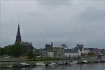 Blick �ber die Maas auf die Sint-Martinuskerk in Maastricht und die Uferpromenade an der Maas. 17.07.2020