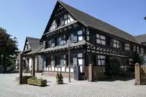 Kork,  Auf dem B�hl , dem ehemaligen Gerichtsplatz im Ortszentrum stehen sch�ne Fachwerkh�user aus dem 18.Jahrhundert, Mai 2020