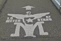 Dieser Hinweis ist wegen der Pandemie an vielen Stellen auf den B�rgersteigen in Maastricht zu sehen. 17.07.2020