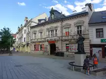 Sumperk / M�hrisch Sch�nberg, H�user und Denkmal in der Hlavni Stra�e (30.06.2020)