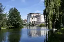 Willst�tt, Blick �ber die angestaute Kinzig zum ehemaligen M�hlengeb�ude, jetzt Rathaus, Mai 2020