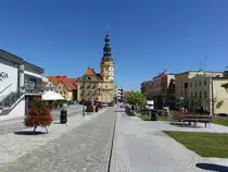 Otmuchov / Ottmachau, Rathaus und H�user am Rynek Platz (01.07.2020)