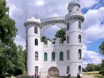 Das Schloss auf der Pfaueninsel am 22. Juli 2020. K�nig Friedrich Wilhelm II. lie� das wei�e Schl�sschen errichten. Das Geb�ude besteht aus Holzbalken und Steinen. Von au�en hat man Bretter angebracht und Steine aufgemalt.