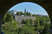 Blick von der Fu�g�ngerpassage durch einen Br�ckenbogen unter der Neuen Br�cke in der Stadt Luxemburg, auf die Kathedrale und das Kriegsdenkmal mit der „G�le Frau“. 05.08.2020