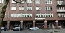 Hamburg Altstadt am 29.2.2020: Geb�udekomplex Altst�dter Hof (Westfl�gel), erbaut 1936, 233 Wohnungen, knapp 50 L�den / Arkaden der H�user  Altst�dter Str. 17 + 19 /