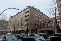 Hamburg Altstadt am 29.2.2020: Geb�udekomplex Altst�dter Hof (Mitte), erbaut 1936, 233 Wohnungen, knapp 50 L�den / Teilansicht der H�user  in der Altst�dter Str.  /