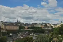 Blick aus dem fahrenden Zug der das Viadukt Pulverm�hle in Richtung Norden �berquert, auf die Oberstadt der Stadt Luxemburg. 07.07.2020