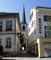 Haslach, die schmale Grieshabergasse f�hrt vom Marktplatz zur Kirche St.Arbogast, Juni 2020