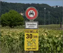 Dieser Weg ins  Zentrum  von Full ist wohl den Zubringern und Radfahrern vorbehalten. Aber ein Hingucker ist dieses Verbotsschild im Jahr 2020 durchaus...
Full, August 2020.