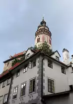 Altstadthaus mit Schlossturm im Hintergrund in Česk� Krumlov am 15.08.2020. 