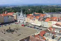 Marktplatz von Česk� Budějovice mit dem blauen Rathaus am 16.08.2020 vom Schwarzen Turm aus gesehen. 