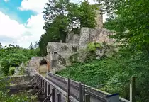 Holzbr�cke (z.Zt. Zugang gesperrt), Mauer und Turm der Hardtburg bei Eu-Stotzheim - 26.07.2020